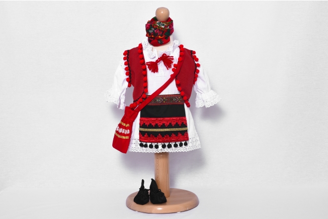  Costum național