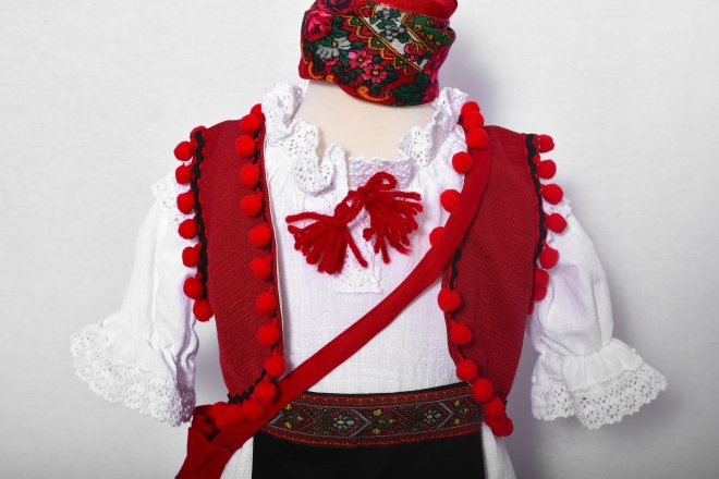  Costum național