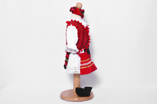  Costum național