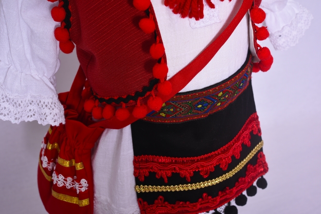  Costum național